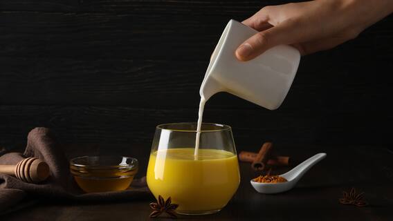 Health: હળદરવાળું દૂધ પીવાથી શરીરને થાય છે આ 7 ફાયદા