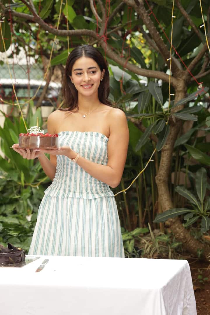 तिच्या या गोड आणि नम्र वागण्यामुळे तिथलं संपूर्ण वातावरण आनंद, उत्साह आणि सकारात्मक ऊर्जेने भरून गेलं.