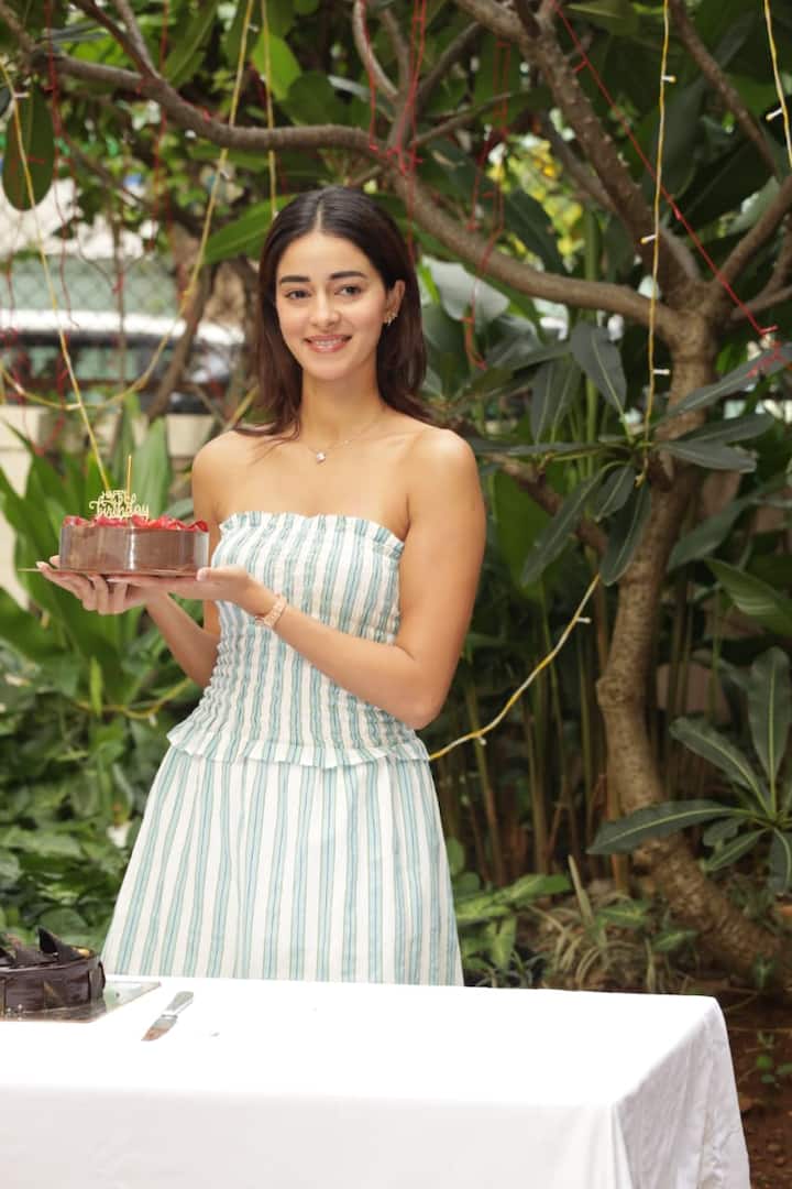 ती अभिनेता चंकी पांडेची मुलगी असून तिचं बालपण सिनेसृष्टीच्या वातावरणात गेलं.