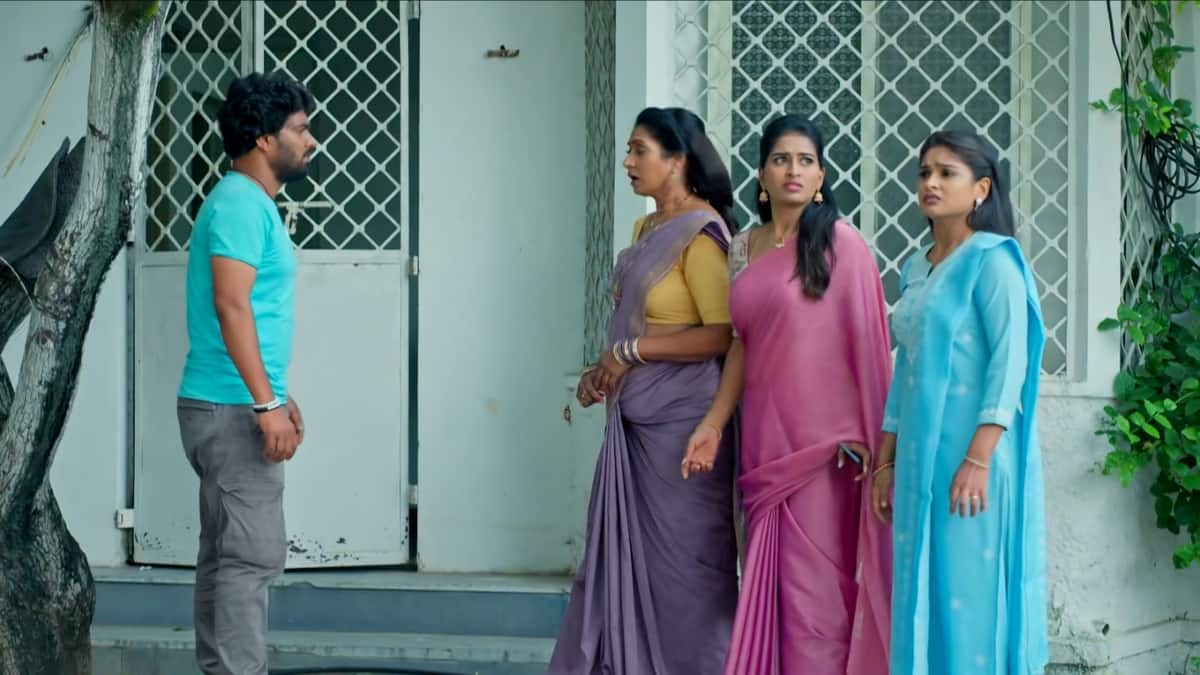 Illu Illalu Pillalu Serial Today October 30th: ఇల్లు ఇల్లాలు పిల్లలు: వేదవతి చేసిన తప్పేంటి? శోభ కోసం నర్మద, ప్రేమల పోరాటం! వల్లీ సాయం!