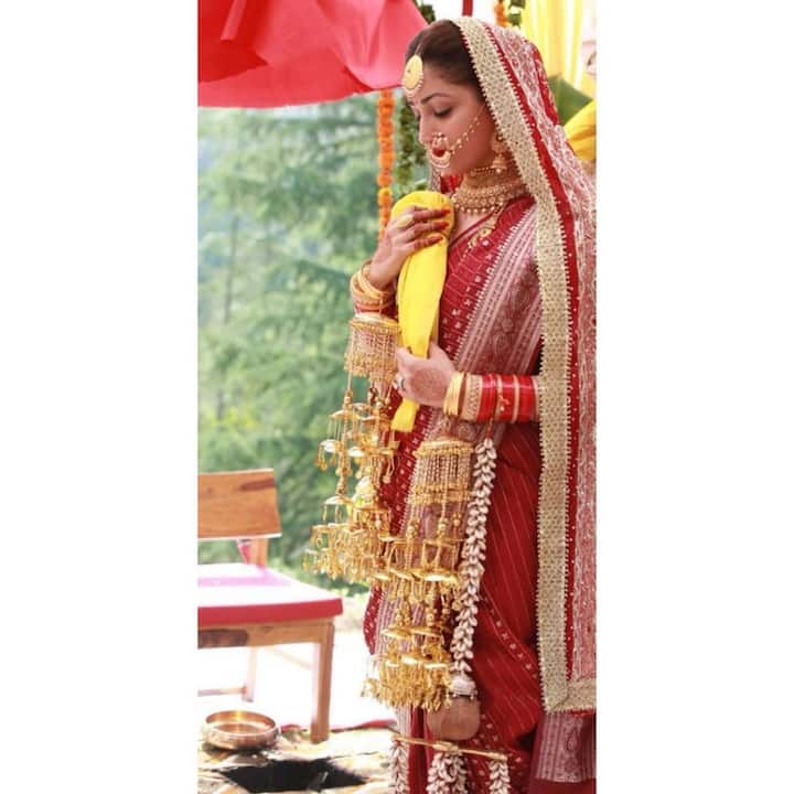 दरअसल डेस्टिनेशन वेडिंग के दौर में इस कपल ने हिमाचल प्रदेश में अपने होम टाउन में बेहद सादगी वाली शादी की थी.