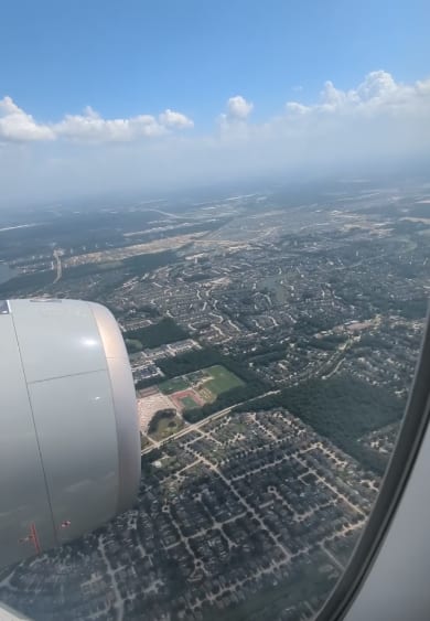 विमानाची उजवी बाजू इंधन भरणे, सामान आणि केटरिंगसाठी वापरली जाते. त्यामुळे प्रवाशांसाठी ती बाजू सुरक्षित नसते.