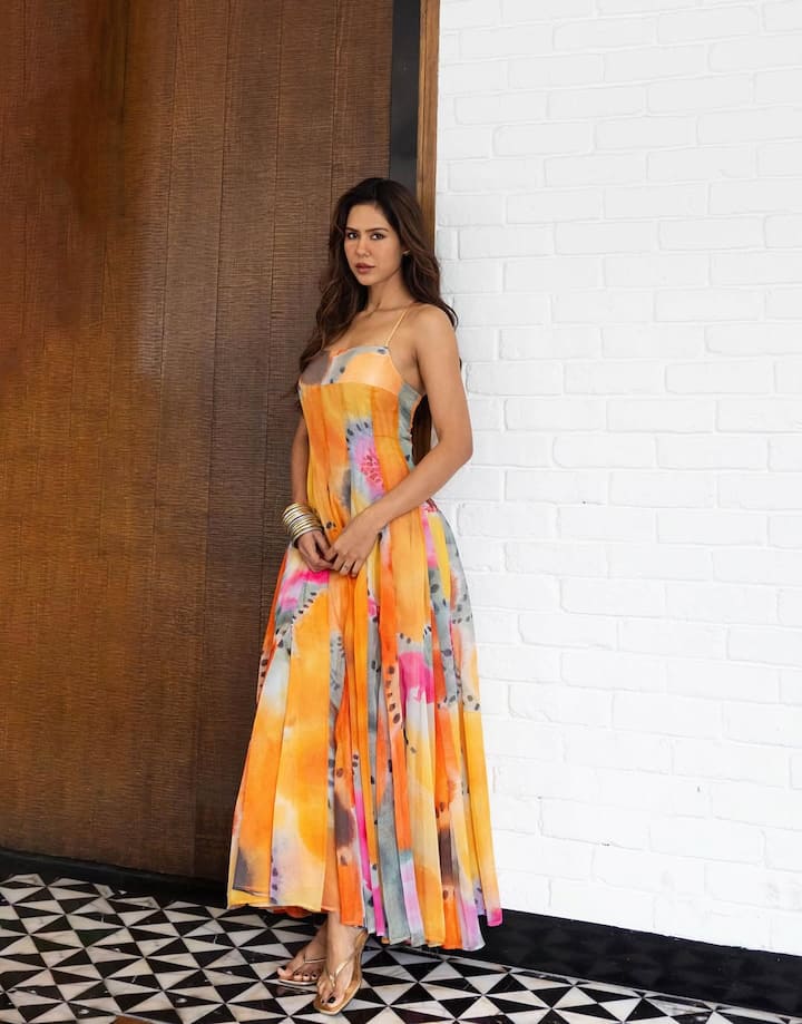 उन्होंने यह फोटोशूट बाथरूम में कराया है, जिसमें वह मल्टीकलर आउटफिट में नजर आ रही हैं।