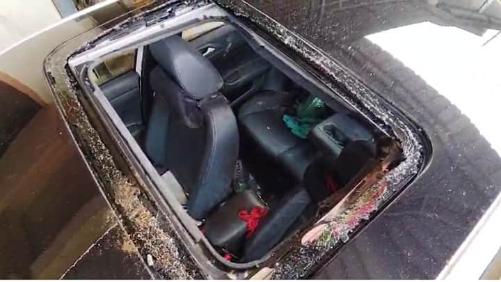 ताम्हिणी घाटात गेल्या काही दिवसांपासून जोरदार पाऊस झाला आहे. त्यामुळे मुरुम असलेला दरडीचा भाग सैल झाला होता. त्यामुळे डोंगरावरील दगड-गोटे खाली आले.