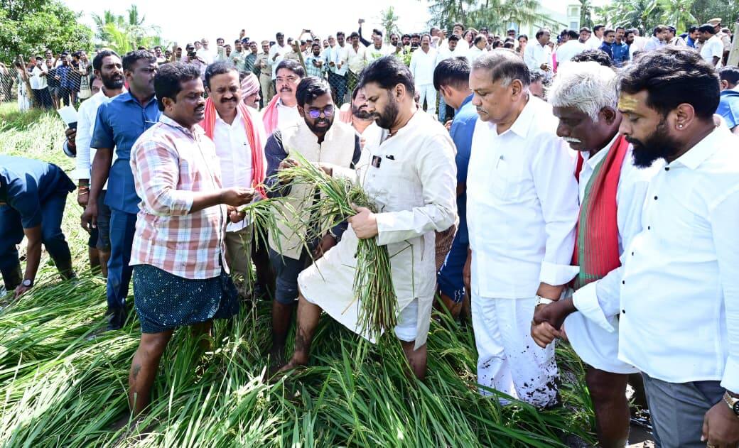 Pawan Kalyan: తుపాను ప్రభావిత ప్రాంతాలను విజిట్ చేసిన పవన్ - ప్రభుత్వం అండగా ఉంటుందని రైతులకు భరోసా