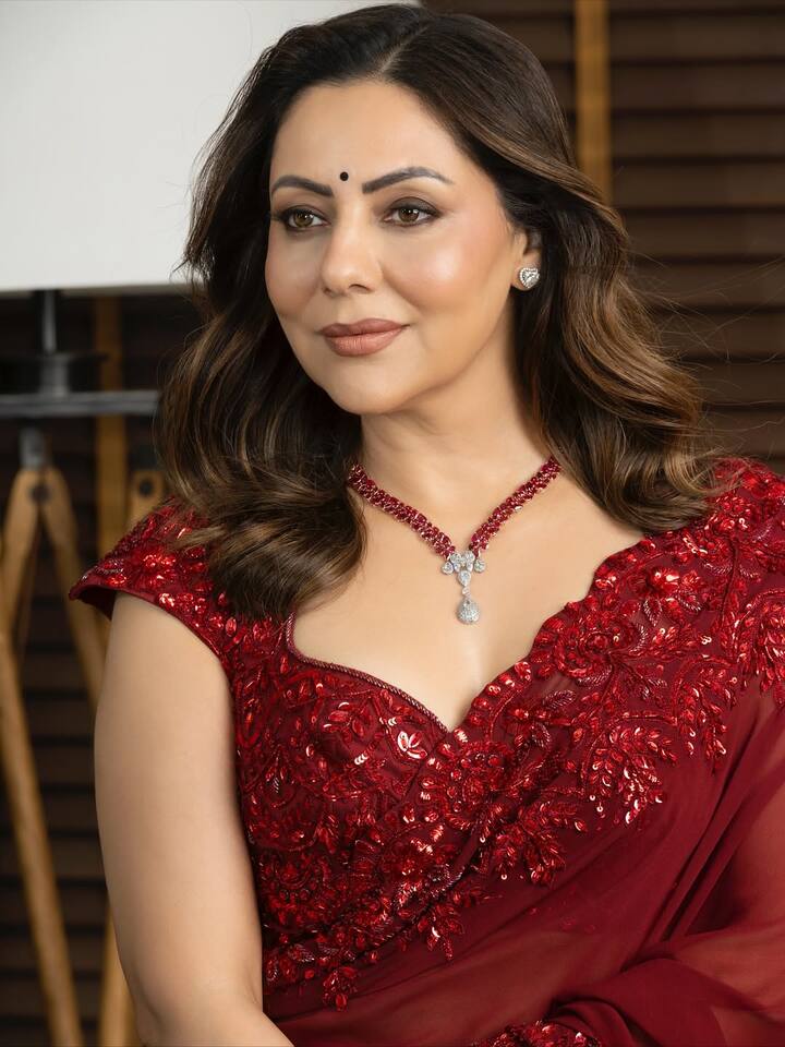 ‘টোরি ভেজ গিয়োজ়া’ নামে এক ধরনের ডাম্পলিং পাওয়া যায় গৌরী খানের এই রেস্তোরাঁয়। এক প্লেটের দাম ১৫০০ টাকা। অন্যদিকে, ৫০০ টাকা থেকে শুরু করে ১১০০ টাকা দামের স্যালাড রয়েছে তাঁদের সম্ভারে।