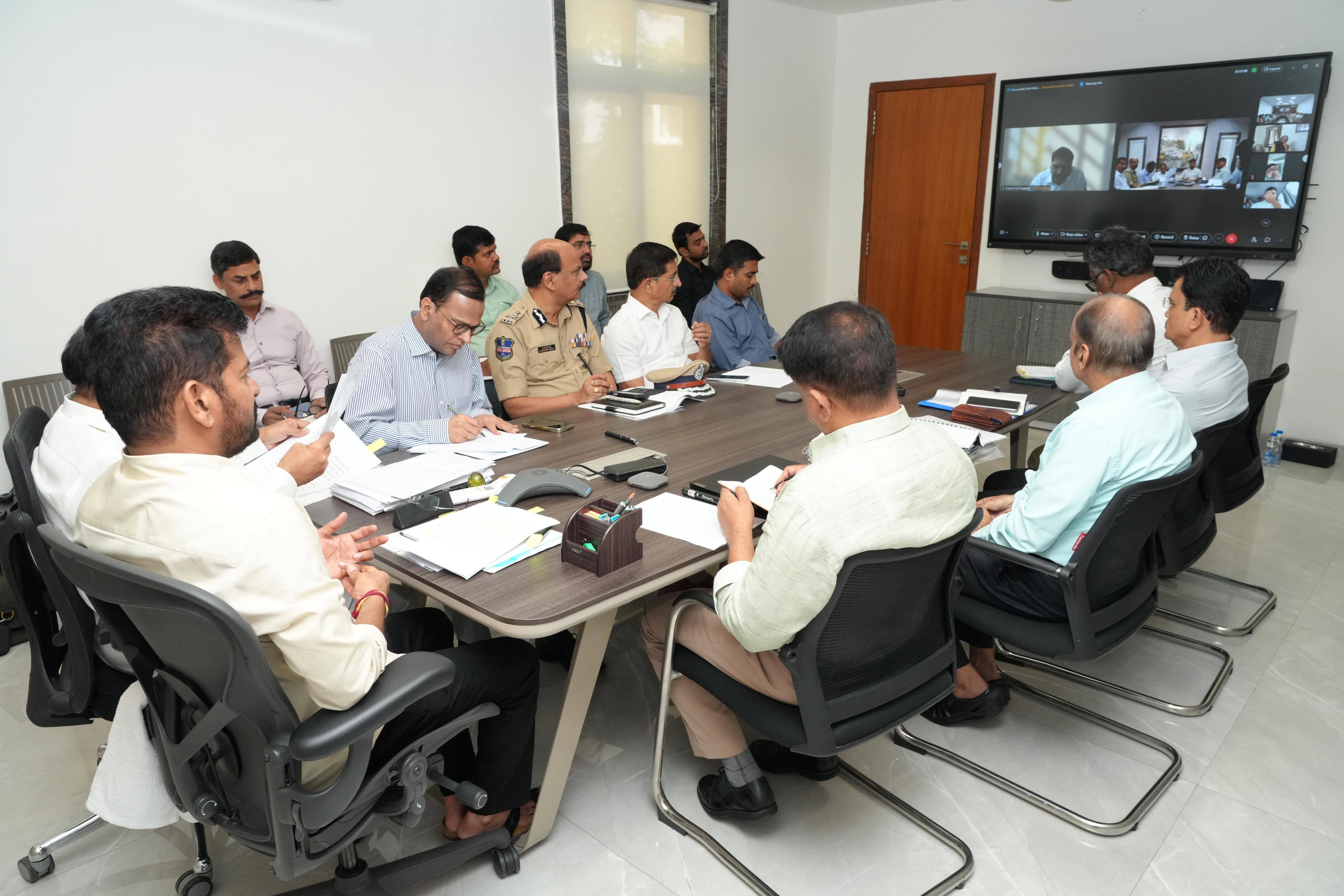 Telangana Latest News: తెలంగాణలో అధికారుల సెలవులు రద్దు- ధాన్యం కొనుగోలు కేంద్రానికి ప్రత్యేక అధికారి- తుపానుపై సీఎం సమీక్ష