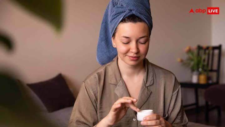 इस मौसम में चेहरे की नमी जल्दी खत्म हो जाती है, जिससे स्किन रूखी, खुरदरी और बेजान दिखने लगती है. खासतौर पर ड्राई स्किन वालों के लिए यह मौसम किसी चुनौती से कम नहीं होता है.