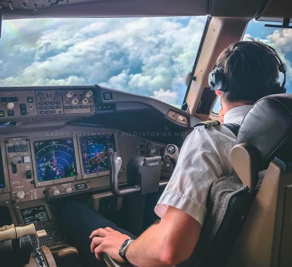 पायलटची सीट नेहमी डाव्या बाजूला असते. त्यामुळे पायलटला गेट आणि धावपट्टी दोन्ही नीट दिसतात. ही रचना आता आंतरराष्ट्रीय नियम बनली आहे.