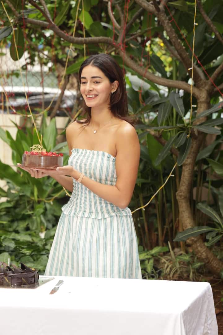 त्या क्षणी तिच्या चेहऱ्यावरचा आनंद आणि चमक सर्वांचं लक्ष वेधून घेत होती.