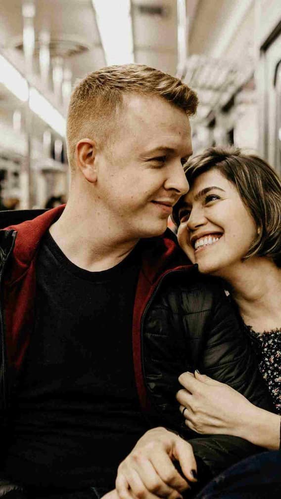 माझा जोडीदार माझ्याशी खोटं बोलतोय? एका झटक्यात 'असं' ओळखा..