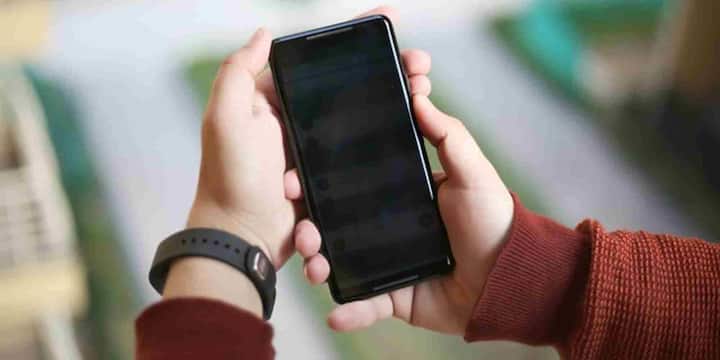 Counterpoint Research के विश्लेषक पर्व शर्मा के अनुसार, यह पूरा बदलाव AI सर्वर की बढ़ती जरूरतों के कारण हो रहा है. चिप निर्माता अब HBM बनाने में ज्यादा रुचि दिखा रहे हैं क्योंकि इससे उन्हें स्मार्टफोन पार्ट्स की तुलना में ज्यादा मुनाफा और बेहतर रिटर्न मिल रहा है.