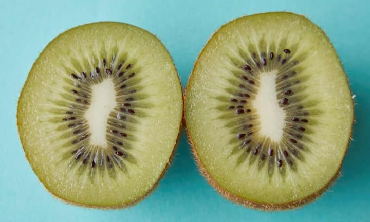 कीवी में विटामिन सी, फाइबर, कैरेटिनॉइड्स और पॉलिफिनॉल्स जैसे एंटीऑक्सीडेंट्स होते हैं, जो कोशिकाओं को डीएनए डैमेज से बचाते हैं. कीवी शरीर के इम्यून सिस्टम को मजबूत करता है और सेल रिपेयर में मदद करता है. रिसर्च के अनुसार विटामिन सी से भरपूर फलों जैसे कीवी का सेवन फेफड़े, मुंह और पेट के कैंसर के खतरे को कम कर सकते हैं.
