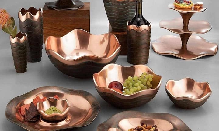 अक्सर लोग कांसे के बर्तनों में मिठाइयां या फल परोसते हैं, लेकिन अगर इन मिठाइयों में खट्टी चीजें जैसे नींबू, खट्टे फल या सिरप मिला है तो, इन्हें कांसे के बर्तन में परोसना सेहत के लिए खतरनाक हो सकता है. मिठाइयों में मिलाई जाने वाली खट्टी चीज भी कांसे की धातु के साथ रिएक्शन करके शरीर में जहरीले तत्व पहुंचा सकती है.