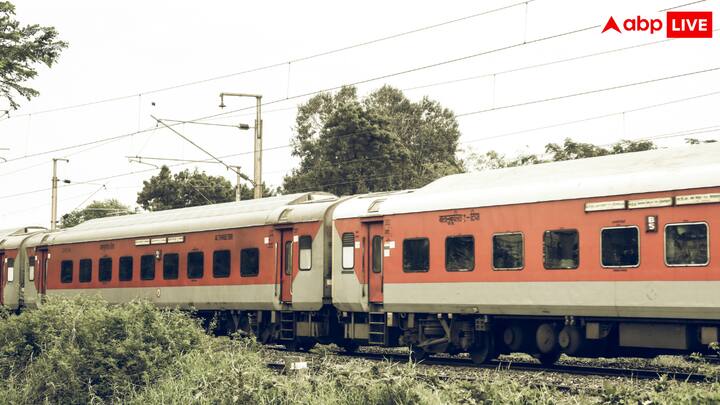 ভারতীয় রেলওয়েতে লুপ লাইনের দৈর্ঘ্য 650 মিটার হয়। এই লাইনগুলি সেই জায়গা যেখানে একই রুটে আসা দুটি ট্রেনের মধ্যে একটি ট্রেন অপেক্ষা করে, যতক্ষণ না অন্য ট্রেনটি সেই জায়গা থেকে চলে যায়।