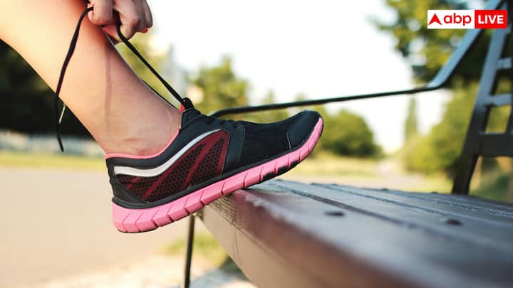 जूते लेते वक्त सबसे जरूरी है कि आप अपने पैर की बनावट के हिसाब से जूता लें. कुछ लोगों का फ्लैट फुट होता है तो कुछ के पैर में हाई आर्क होता है. ऐसे में अपने पैर के अनुसार ही जूते खरीदें.