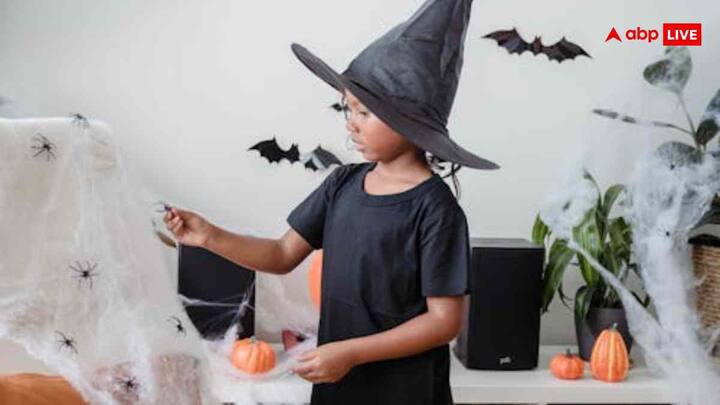 DIY चुड़ैल डेकोर - स्ट्रीपड सोक्स और एड़ियों से चुड़ैल के पैर बनाएं. इन्हें दरवाजे, बाड़ या टेबल के नीचे सजाएं. यह आपकी पार्टी में झटपट मजेदार और डरावना एलिमेंट जोड़ देगा. बच्चों को इसे देखना और फोटो लेना बहुत पसंद आएगा.