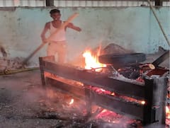 Ahmedabad: ઓઢવ સ્મશાન ગૃહમાં ના જળવાયો મોતનો મલાજો, મૃતદેહને ટાયર અને ગોદડાથી સળગાવવો પડ્યો