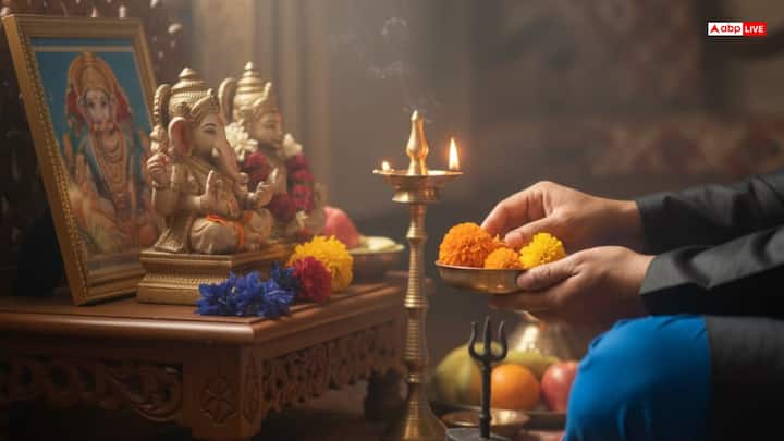 सबसे पहले भगवान गणेश की पूजा करें ताकि सभी बाधाएँ दूर हों. उसके बाद भगवान शिव और हनुमान जी को फल और फूल चढ़ाएं. तभी शनिदेव की पूजा शुरू करें.