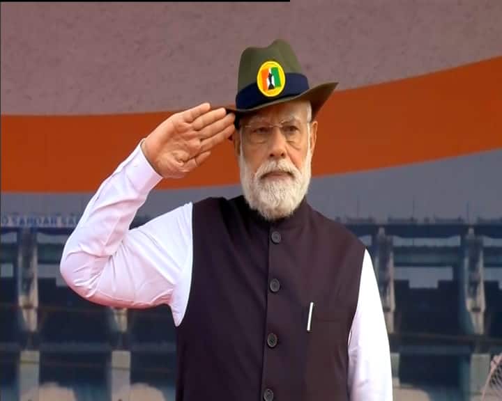 આપણે એક નવા ભારતના સંકલ્પના સાક્ષી બની રહ્યા છીએ. દરેક નાગરિકે રાષ્ટ્રની એકતાને નબળી પાડતી કોઈપણ વસ્તુથી દૂર રહેવું જોઈએ. આ એક રાષ્ટ્રીય ફરજ છે, સરદાર સાહેબને સાચી શ્રદ્ધાંજલિ. આજે દેશને આની જ જરૂર છે. આ દરેક ભારતીય માટે એકતા દિવસનો સંદેશ અને સંકલ્પ બંને છે.