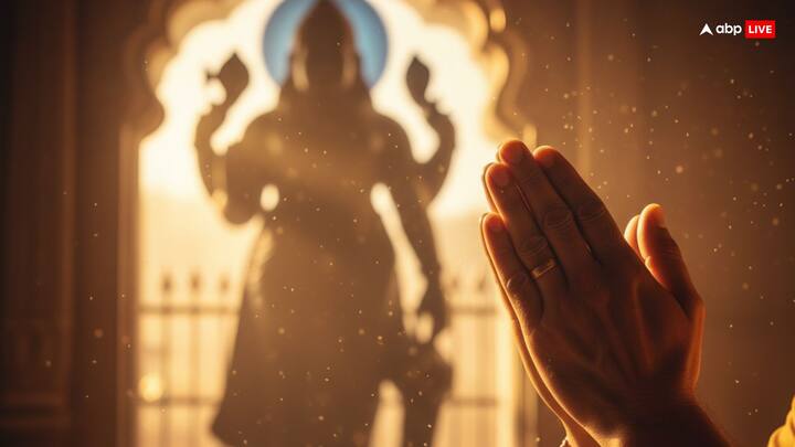 हर इंसान की मदद कीजिए, चाहे वह अमीर हो या गरीब. सेवा का सच्चा फल कोई इंसान नहीं, बल्कि भगवान देता है. दूसरों के लिए अच्छा करना ही सबसे बड़ा पुण्य है. याद रखिए, शनि देव उन पर ही कृपा करते हैं, जो दूसरों का भला सोचते हैं.