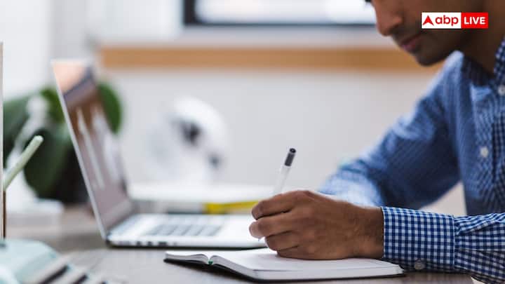 जब हम दिन भर बैठे-बैठे काम करते हैं तो ज्यादा थकावट हो जाती है क्योंकि फिजिकल ऐक्टिविटी न होने के चलते शरीर एक्टिव नहीं रहता है.