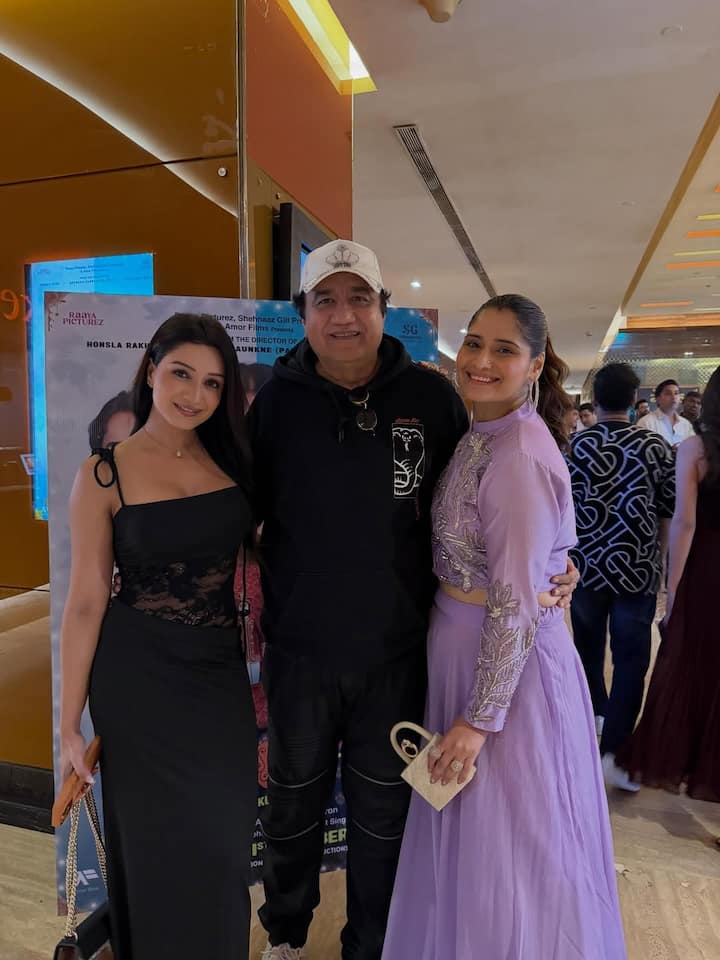 ‘इक्क कुड़ी’ की स्क्रीनिंग से आरती सिंह ने भी कई तस्वीरें सोशल मीडिया पर शेयर की हैं. इसमें से एक में वो शेफाल और अबु मलिक के साथ पोज देती दिखी.