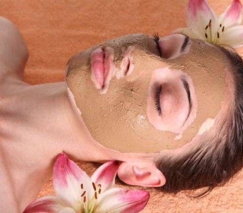 ही पेस्ट चेहऱ्यावर हलक्या हातांनी लावून 15 मिनिटांनी धुवा. यामुळे चेहरा स्वच्छ आणि फ्रेश दिसून येतो.