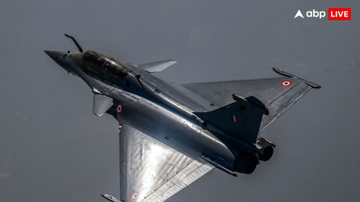 लंबी दूरी की इन मिसाइलों को राफेल लड़ाकू विमान पर तैनात किया जा सकता है. भारत ने पहले 36 राफेल विमानों के साथ मेटियोर मिसाइलों का ऑर्डर दिया था.