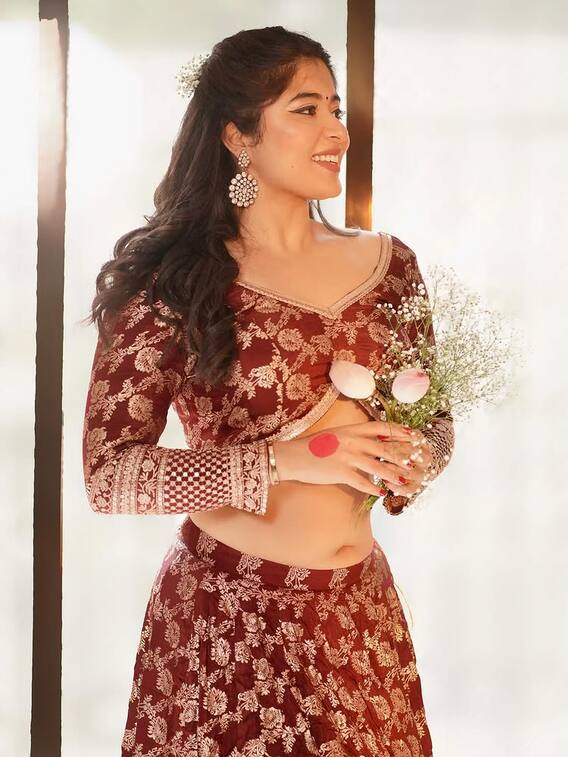 મરુન લહેંગા ચોલીમાં ગોર્જિયસ લાગી નીકિતા