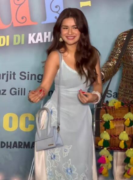 ‘इक्क कुड़ी’ की स्क्रीनिंग में एक्ट्रेस अवनीत कौर भी शामिल हुई. जो लाइट ब्लू शेड के सूट में गजब की सुंदर दिख रही थी.