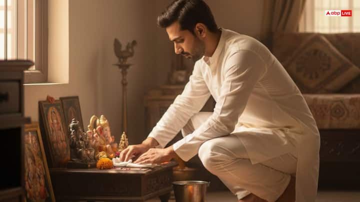 शनिवार की सुबह जल्दी उठकर स्नान करें. साफ और सादे कपड़े पहनें. काला या गहरा नीला रंग शुभ माना जाता है. घर के मंदिर या पूजा स्थान को अच्छी तरह साफ करें.