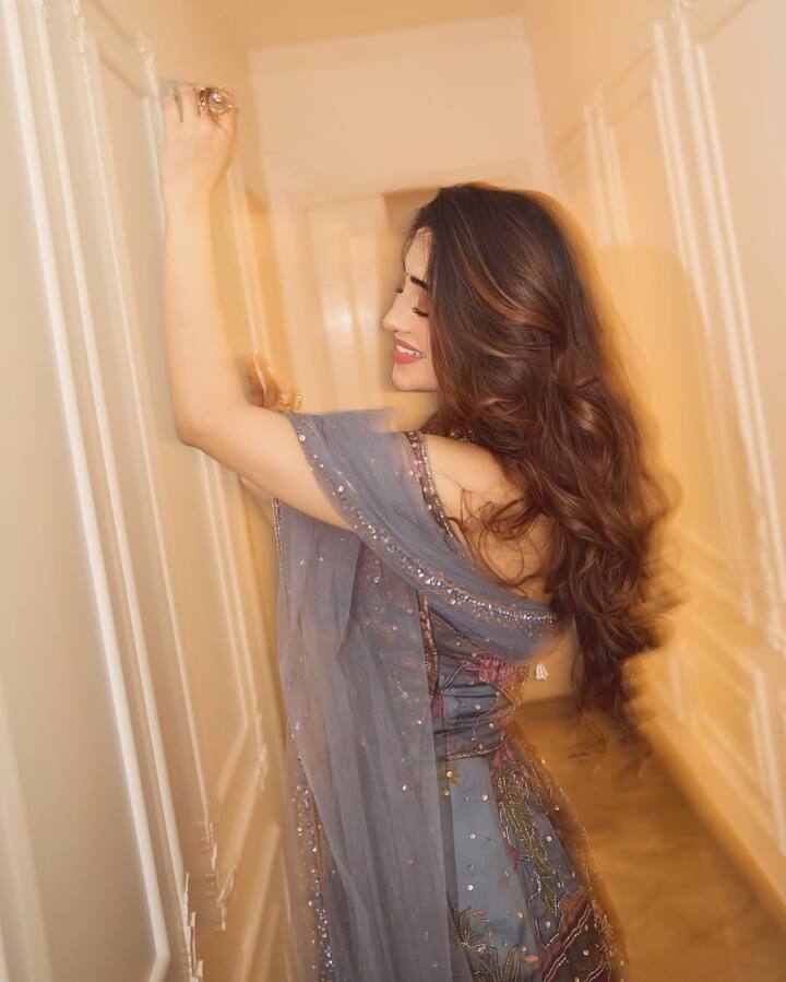 हेयरस्टाइल की बात करें तो शिवांगी ने अपने बालों को सॉफ्ट वेव्स में खुला छोड़ा है. यह हेयरस्टाइल उनके आउटफिट और चेहरे के साथ बहुत अच्छी तरह से मेल खा रही है और उन्हें एक रॉयल प्रिंसेस लुक दे रही है.