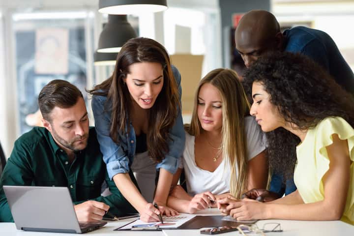 OPT प्रोग्राम के तहत पढ़ाई के बाद काम कर रहे भारतीय छात्र भी इस बदलाव से प्रभावित होंगे. हालांकि ग्रीन कार्ड धारकों, H-1B के मुख्य आवेदकों, L-1 और O-1 वीजा धारकों पर इसका असर नहीं पड़ेगा क्योंकि उन्हें EAD की जरूरत नहीं होती.