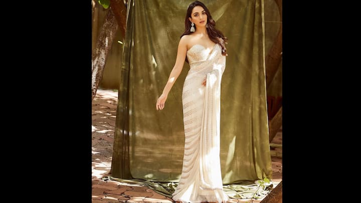 3. कियारा आडवाणी: कियारा आडवाणी चमकदार आइवरी साड़ी में बेहद खूबसूरत लग रही थीं। अभिनेत्री एक नाजुक सीक्विन वाली साड़ी में दंग रह गई, जिसे बेहतरीन तरीके से लपेटा गया था, जिसमें बारीक रैखिक अलंकरण थे। कियारा ने अपने लुक को स्टेटमेंट सिल्वर इयररिंग्स, सॉफ्ट कैस्केडिंग कर्ल्स और ग्लोइंग न्यूड मेकअप पैलेट के साथ पूरा किया। उसके पहनावे के तटस्थ स्वर और साफ लाइनें इसे दिन की शादियों, समुद्र तट समारोहों या अंतरंग कॉकटेल पार्टियों के लिए एक आदर्श विकल्प बनाती हैं। (छवि स्रोत: इंस्टाग्राम/@kiaraaliaadvani)