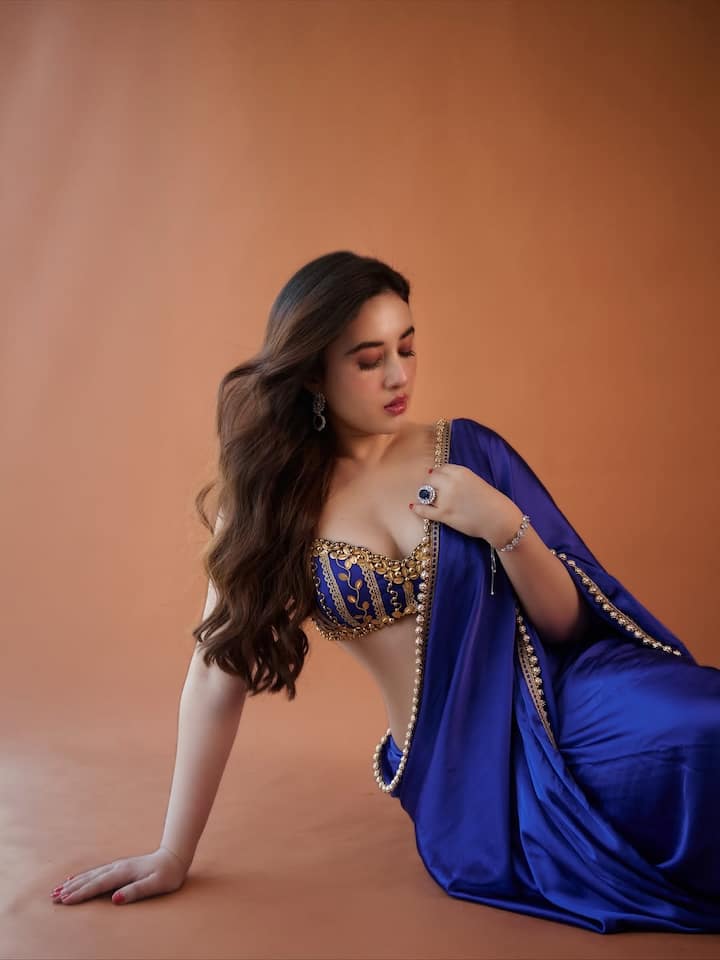આ દરમિયાન, મંગળવારે અદિતિ બુધાથોકીએ તેના સત્તાવાર ઇન્સ્ટાગ્રામ હેન્ડલ પર તેના લેટેસ્ટ ફોટા શેર કર્યા હતા. નેપાળી અભિનેત્રી આ ફોટામાં તેના સાડી લુકથી ફેન્સનું ધ્યાન આકર્ષિત કરી રહી છે.