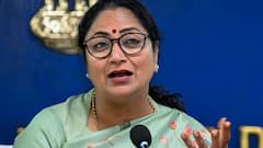 CM रेखा गुप्ता की अधिकारियों को चेतावनी, रिपोर्ट भेजने में देरी नहीं होगी बर्दाश्त, अदालती मामलों में सतर्कता जरूरी