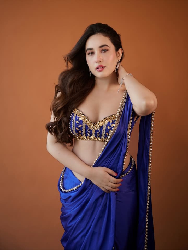 જો આપણે નેપાળની પ્રખ્યાત અભિનેત્રીઓ વિશે વાત કરીએ તો તેમાં અદિતિ બુધાથોકીનું નામ ચોક્કસપણે સામેલ થશે. અદિતિ સોશિયલ મીડિયા પર ઘણી એક્ટિવ રહે છે. જેના કારણે તેના ફોટા અને વીડિયો ચાહકોમાં અવારનવાર ચર્ચાનો વિષય બને છે.