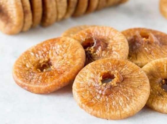 अगर आप इसे दूध में मिलाकर खाते हैं तो इसके फायदे और भी बढ़ जाते हैं। कैल्शियम से भरपूर दूध में अंजीर मिलाकर खाने से भी कमाल के फायदे होते हैं।