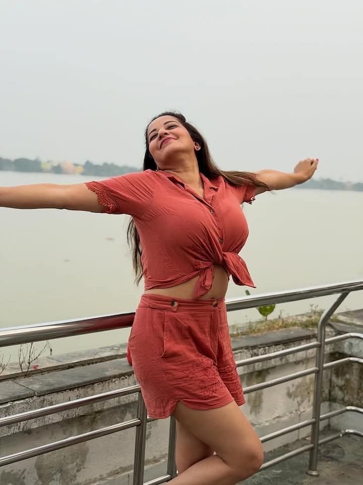 उनके फैन्स उनकी एक झलक पाने के लिए बेताब रहते हैं, यही वजह है कि मोनालिसा की हर फोटो तेजी से सुर्खियों में आ जाती है।