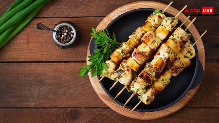 अगर आप पार्टी में ग्रिल्ड या बारबेक्यू का टच देना चाहते हैं, तो मशरूम टिक्का बढ़िया ऑप्शन है. मशरूम को दही और मसालों में मैरिनेट करें और फिर ग्रिल या पैन में सेकें. इसका हल्का धुंआ और मसालेदार टेस्ट पार्टी में सभी को पसंद आएगा.