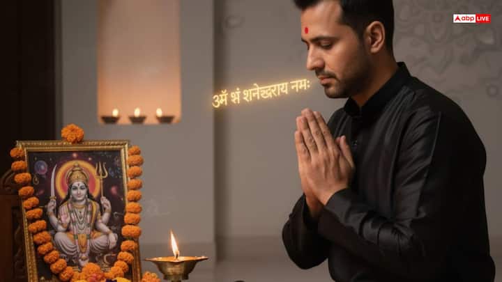 शनिदेव को प्रसन्न करने के लिए उनका नाम-स्मरण करें. आप ये मंत्र जप सकते हैं —“ॐ शं शनैश्चराय नमः” या “ॐ प्रां प्रीं प्रौं स: शनैश्चराय नमः।” 108 बार या कम से कम 21 बार मंत्र बोलें.