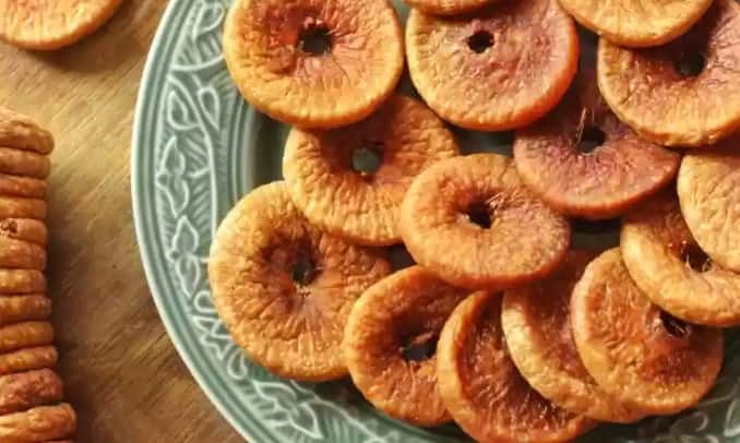 अंजीर में फाइबर होता है जो पाचन में मदद करता है। अंजीर कब्ज से राहत दिलाने में फायदेमंद है। रोज़ाना तीन अंजीर खाने से कब्ज से राहत मिलती है।