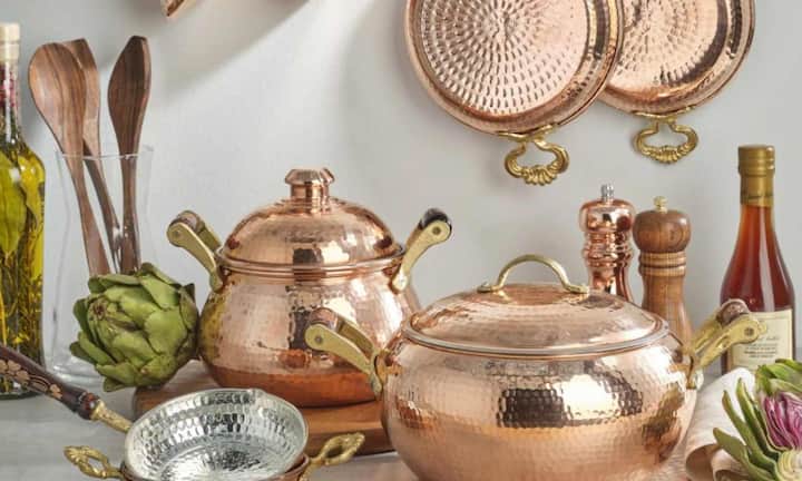 कांसे के बर्तन में खाना बनाने या खाने से शरीर के लिए कई प्रकार से फायदेमंद है. यह शरीर में पाचन सुधरता है, इम्यूनिटी भी बढ़ता है और साथ ही अम्लीयता को भी कम करता है, लेकिन गलत इस्तेमाल से यही बर्तन शरीर के लिए खतरनाक हो सकता है. इसलिए हमेशा ध्यान रखें कि कांसे के बर्तन में खट्टी या अम्लीय चीजें न रखें.