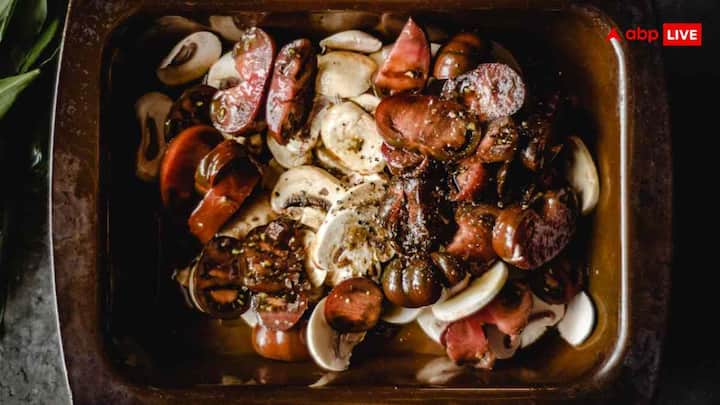 अगर आप चाहते हैं कि आपकी पार्टी में कोई मेन कोर्स भी स्पेशल हो, तो मशरूम पुलाव परफेक्ट है. बासमती चावल, मशरूम और हल्के मसालों का ये कॉम्बिनेशन बहुत टेस्टी लगता है. पहले चावल को 20 मिनट के लिए भिगो दें. पैन में तेल गर्म करें और इसमें जीरा, प्याज, अदरक-लहसुन का पेस्ट और कटे हुए मशरूम डालकर भूनें फिर मटर, शिमला मिर्च, नमक, हल्दी और गरम मसाला डालें. भीगे हुए चावल और पानी मिलाकर इसे धीमी आंच पर पकाएं. ये पुलाव हर किसी को पसंद आएगा.