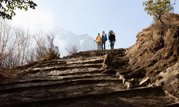 Triund Track, located in Kangra district of Himachal Pradesh, is 11 to 12 kilometers long and reaches a height of 9,350 feet. Starting from Dharamshala, this track takes you to the views of Dhauladhar Range. This is one of the easiest winter tracks where you can go camping with family or friends.