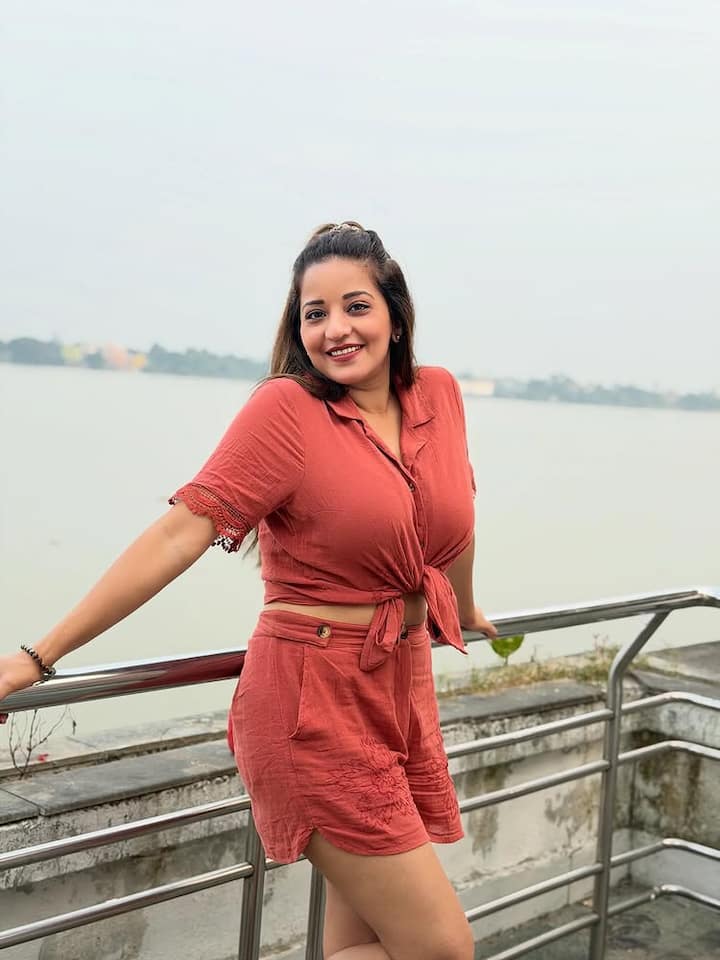 भोजपुरी और टीवी इंडस्ट्री में अपनी एक अलग पहचान बना चुकीं एक्ट्रेस मोनालिसा अपनी हर अदा से लोगों को दीवाना बना देती हैं।
