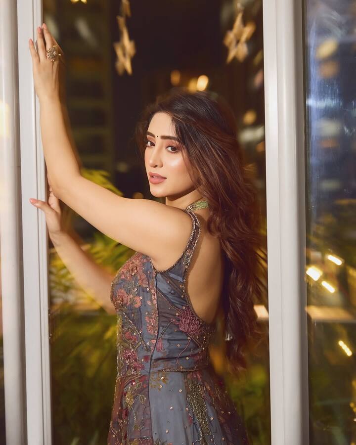 फिलहाल शिवांगी टीवी शो और वेब प्रोजेक्ट्स पर काम कर रही हैं. वह हाल ही में “बरसातें - मौसम प्यार का” में नजर आई थीं और अब “बड़े अच्छे लगते हैं” जैसे लोकप्रिय शो में भी काम कर रही हैं. इसके अलावा, वह अपने आने वाले म्यूजिक वीडियोज़ और नए प्रोजेक्ट्स की तैयारी में बिजी हैं. साथ ही, सोशल मीडिया पर भी वह काफी एक्टिव रहती हैं और अपने खूबसूरत लुक्स से फैंस को लगातार इंप्रेस कर रही हैं.