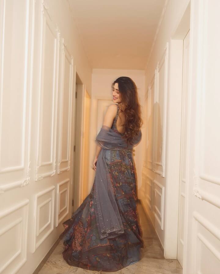 शिवांगी जोशी ने इस लुक में एक खूबसूरत ग्रे-ब्लू रंग का लहंगा पहना है. इस लहंगे पर मल्टीकलर एम्ब्रॉयडरी और सीक्विन वर्क किया गया है जो इसे बेहद रिच और एलीगेंट बनाता है. फैब्रिक की शाइन और फ्लो दोनों ही कमाल के हैं.