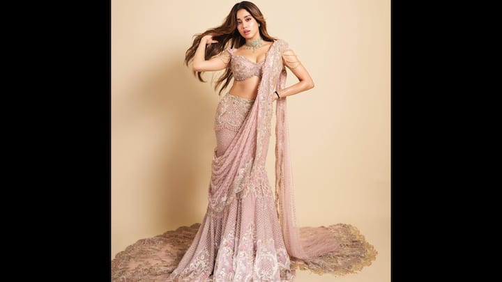 1. जान्हवी कपूर: अभिनेत्री ने एक लुभावनी लैवेंडर अलंकृत लहंगे में सबका ध्यान आकर्षित किया। ईथर लुक में जटिल सेक्विन और मनके कढ़ाई, सरासर नेट फैब्रिक पर फूलों और स्कैलप्ड रूपांकनों को नाजुक ढंग से दर्शाया गया है। पोशाक की शानदार चमक और हस्तनिर्मित विवरण ने इसे राजसी और रोमांटिक का सही मिश्रण बना दिया। मुलायम लहराते बाल, एक स्टेटमेंट चोकर नेकलेस और न्यूनतम मेकअप के साथ उनका लुक ऊंचा हो गया था, जिससे आउटफिट की चमक केंद्र स्तर पर आ गई। (छवि स्रोत: इंस्टाग्राम/@janhvikapoor)